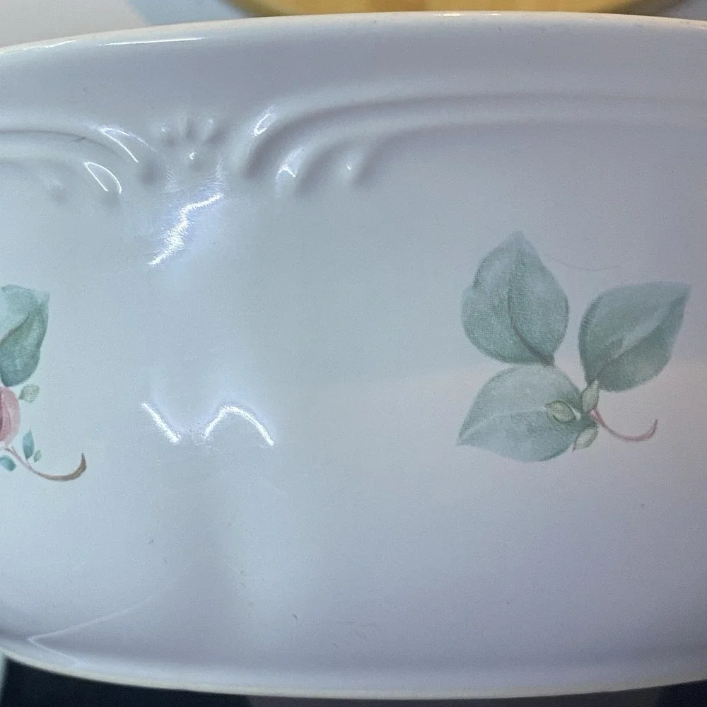 Pfaltzgraff Grapevine 2 Quart Round‎ Covered Casserole Microwave Safe